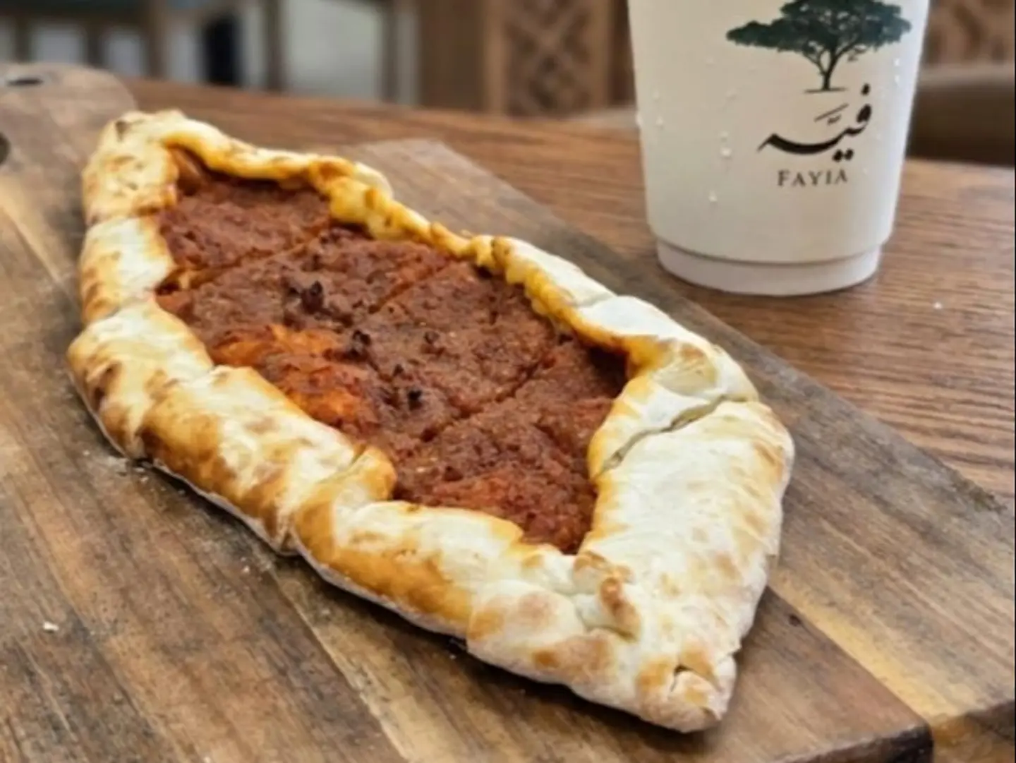 منقوشة محمرة