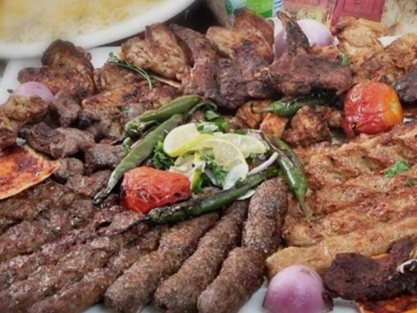 عرض5-مشكل لحوم مشوي(سجق-طرب-شيش طاووك-كفتة لحم-كفتة دجاج