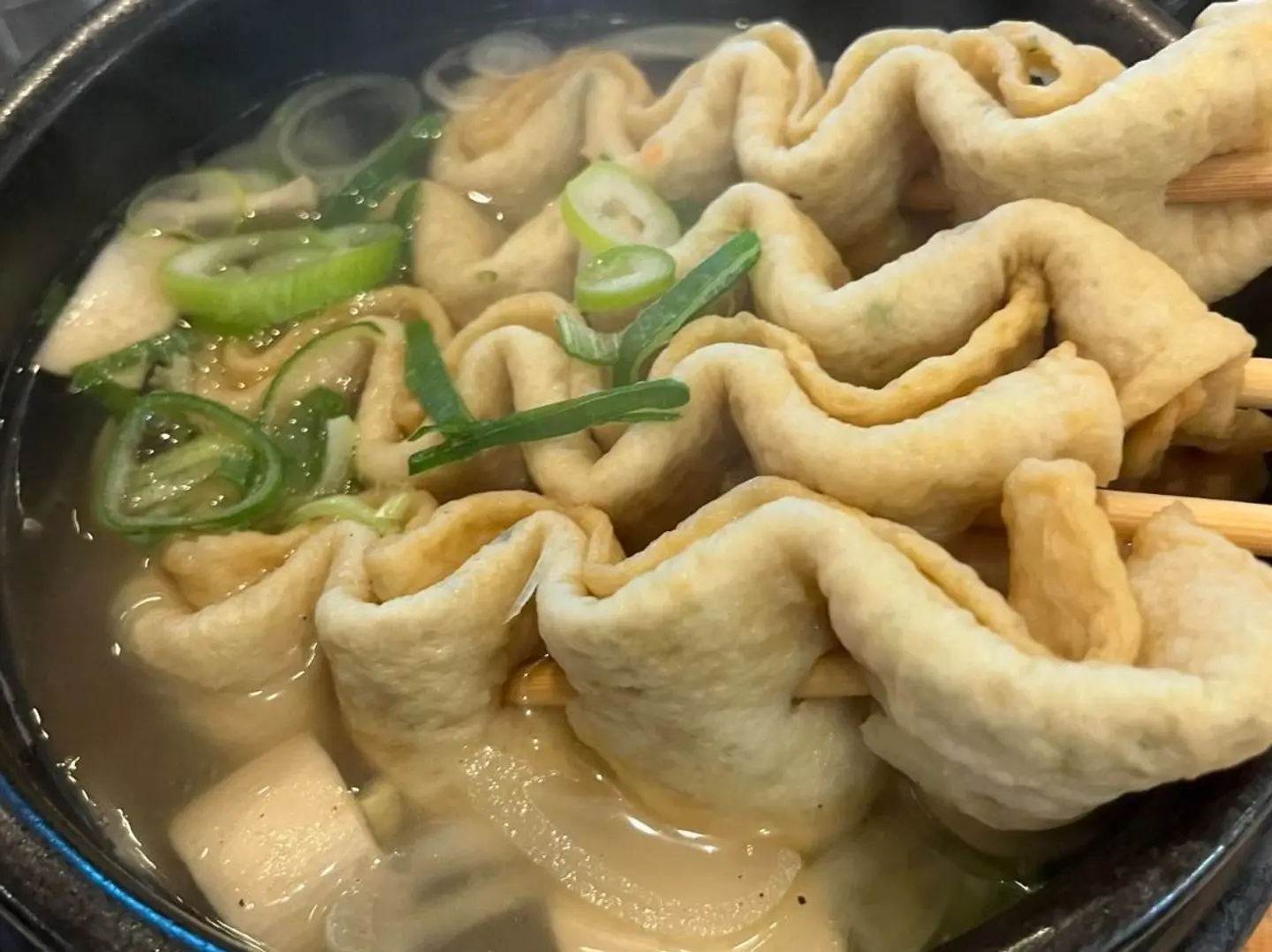 كعكة السمك مع الحساء