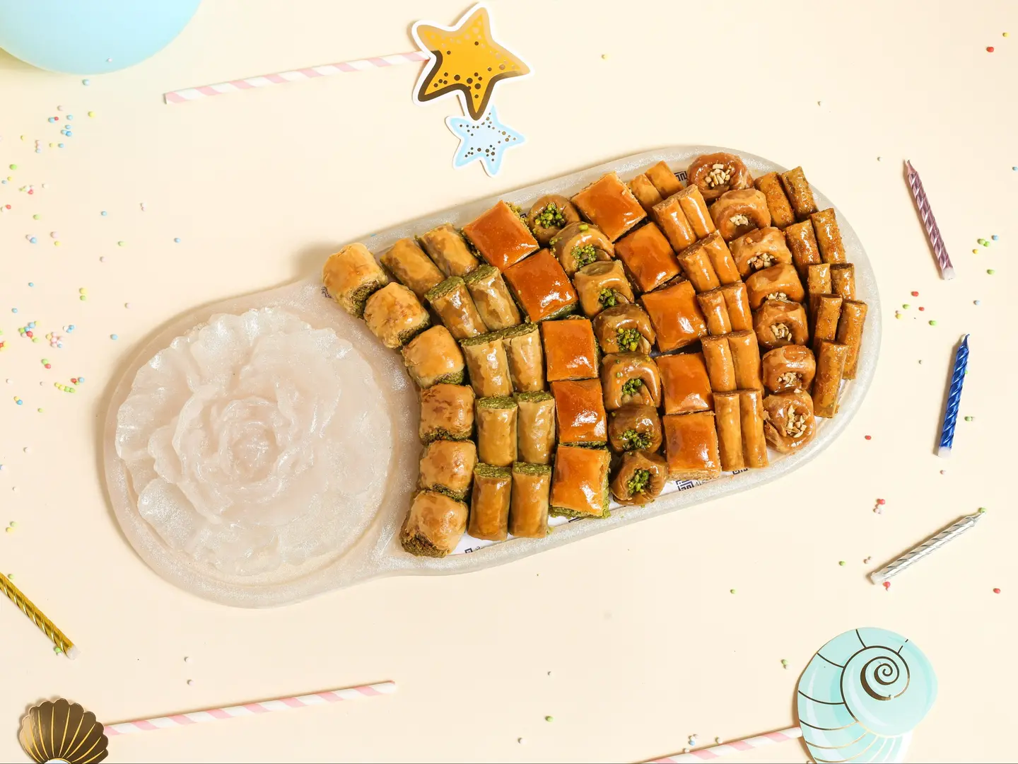 صحن بقلاوة طرفها وردة