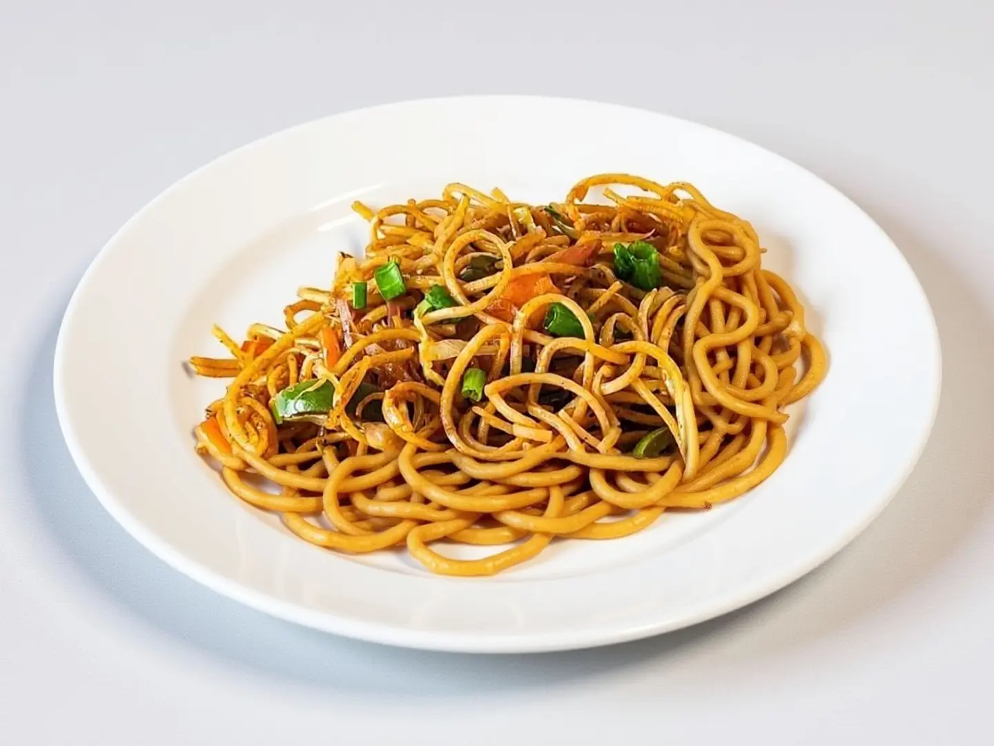 معكرونة تشومين مع اللحم والطماطم