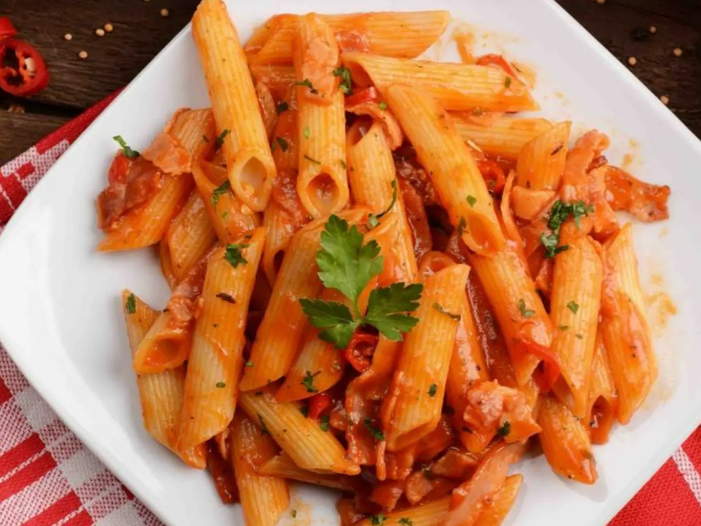 مكرونة باللحمة أو الدجاج