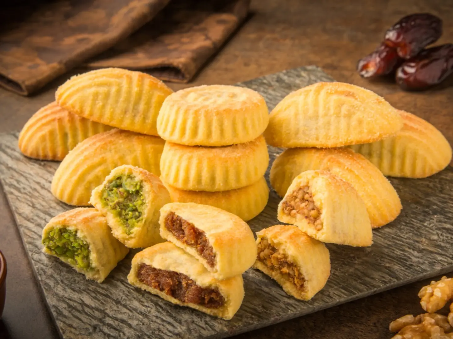 مشكل معمول تمر و فستق و جوز نص كيلو