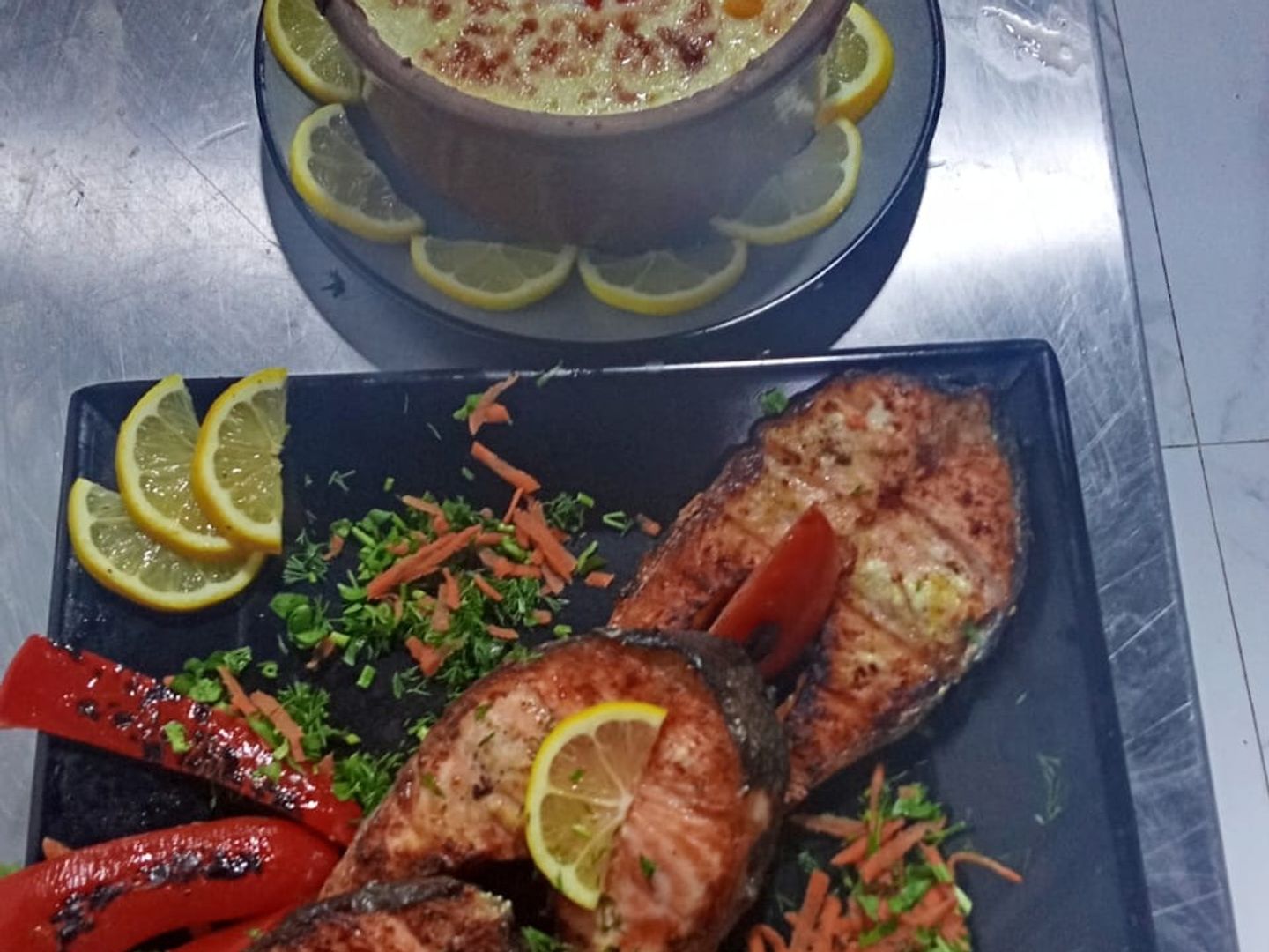 شريحتين سمك سالمون بالسمسم مع الأرز