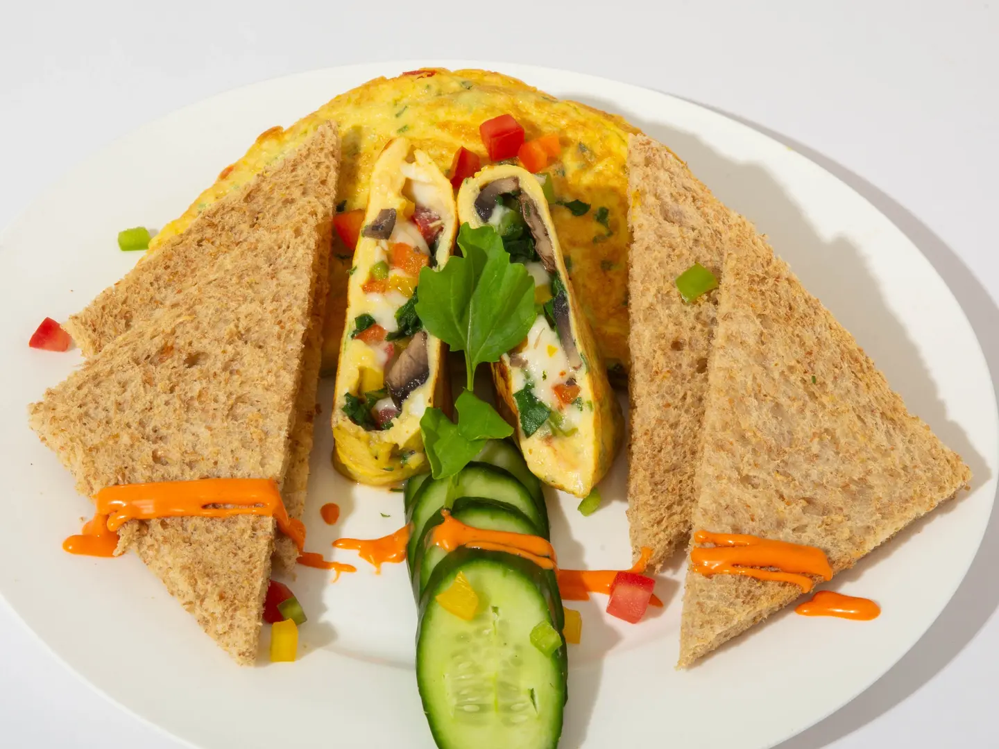 اومليت مع الخضار مع الخبز المحمص البني