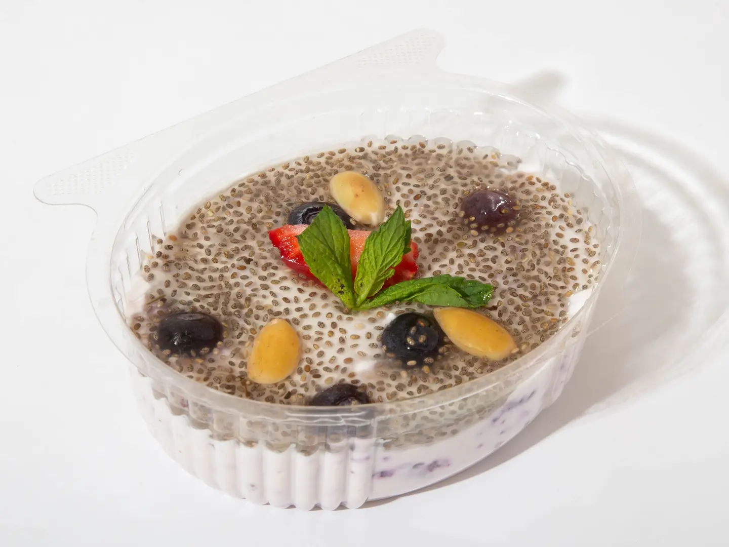 زبادي التوت الأزرق مع بذور الشيا والمكسرات