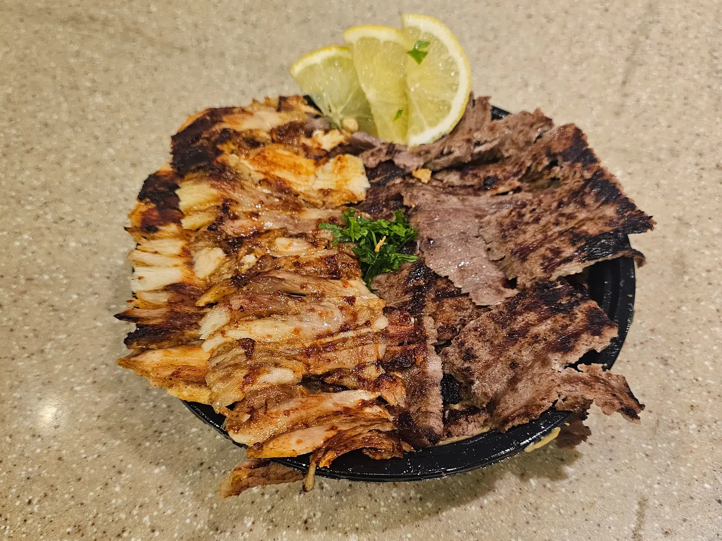 صحن حمص بالشاورما ميكس لحم مع الدجاج