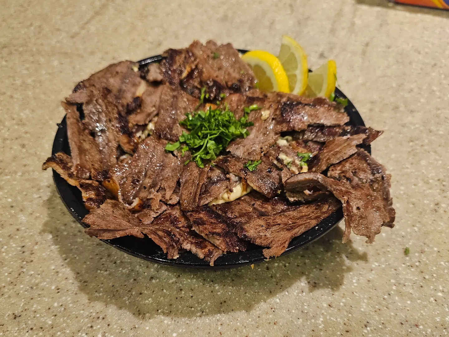 صحن حمص بشاورما اللحم