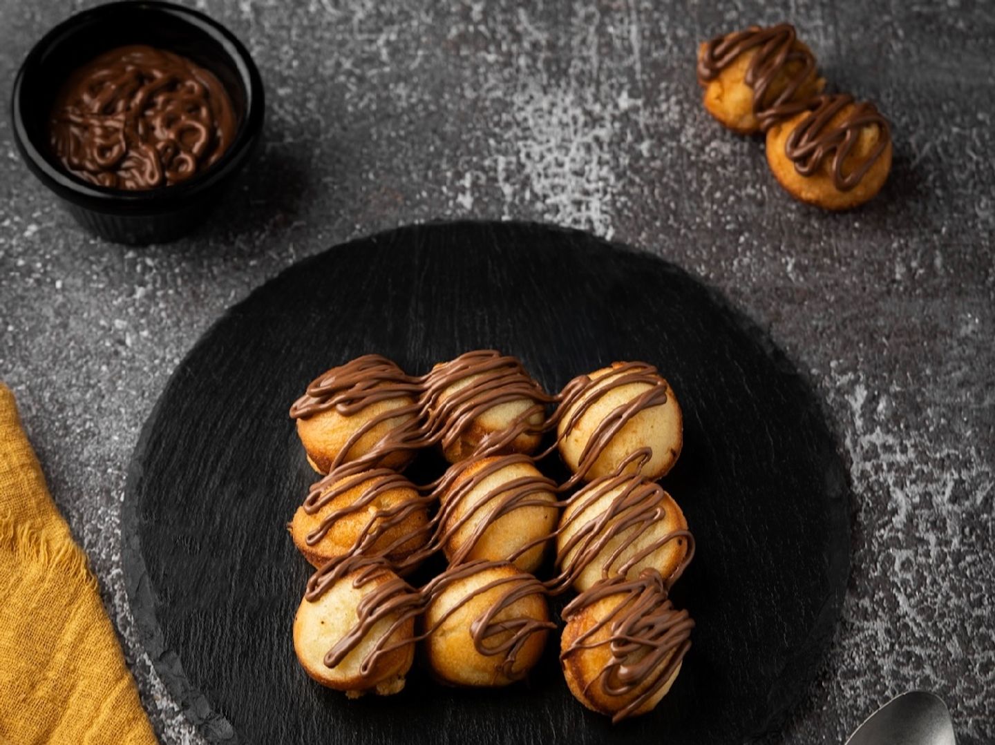 Mini Pancakes With Chocolate Sauce
