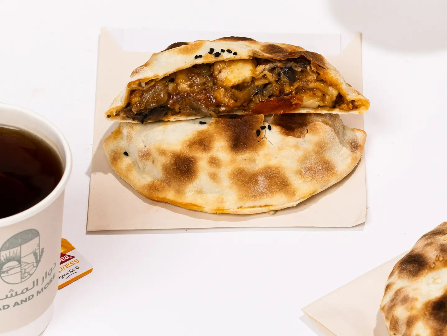 فطيرة حلوم مع حمسة الباذنجان