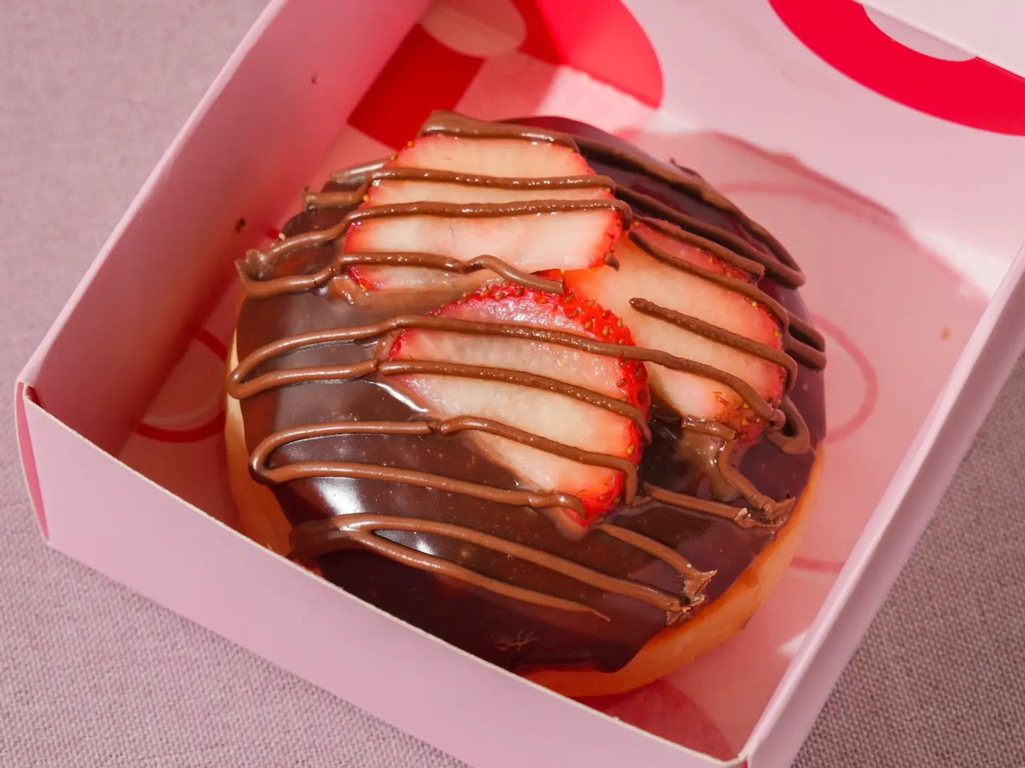 دونات شوكلت بالفراولة