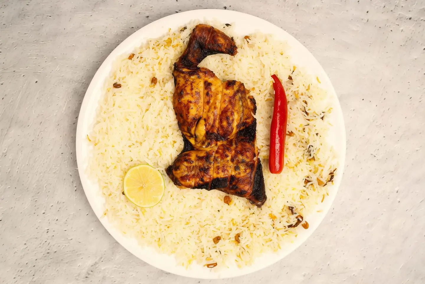 نصف دجاج على الفحم مع أرز بيشاور