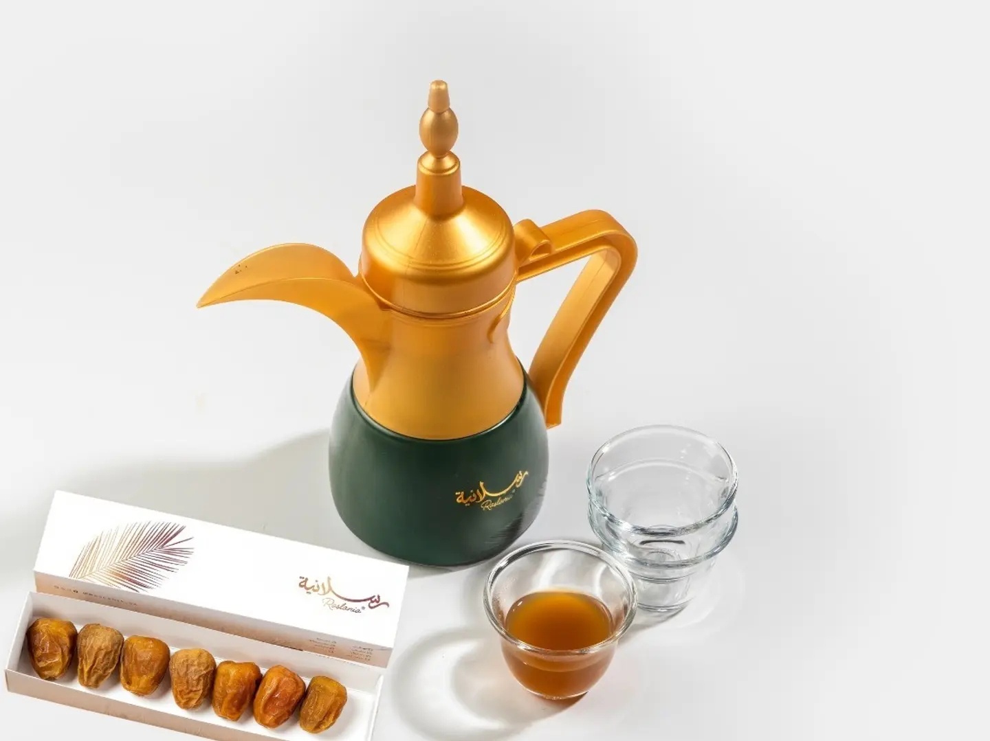 Large Rasselania Dallah With 7 Sukari Dates