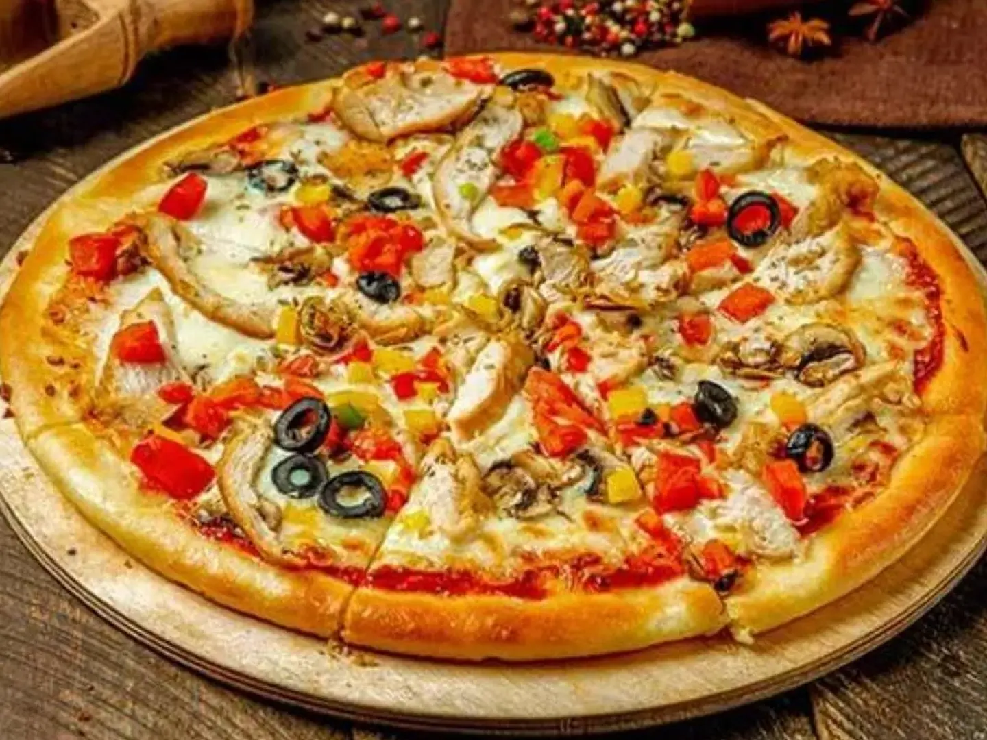 Medium Chicken Pizza