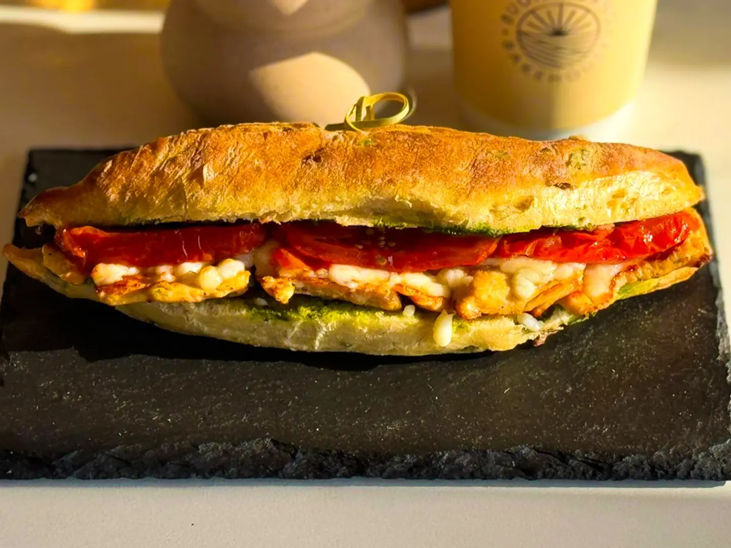 ساندويتش دجاج توسكان بالموزاريلا