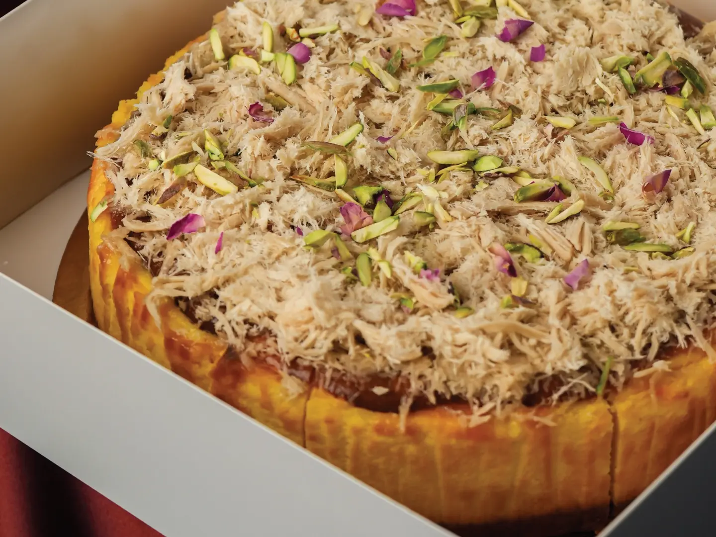 تشيزكيك الزعفران مغطاة بالرهش حجم عائلي