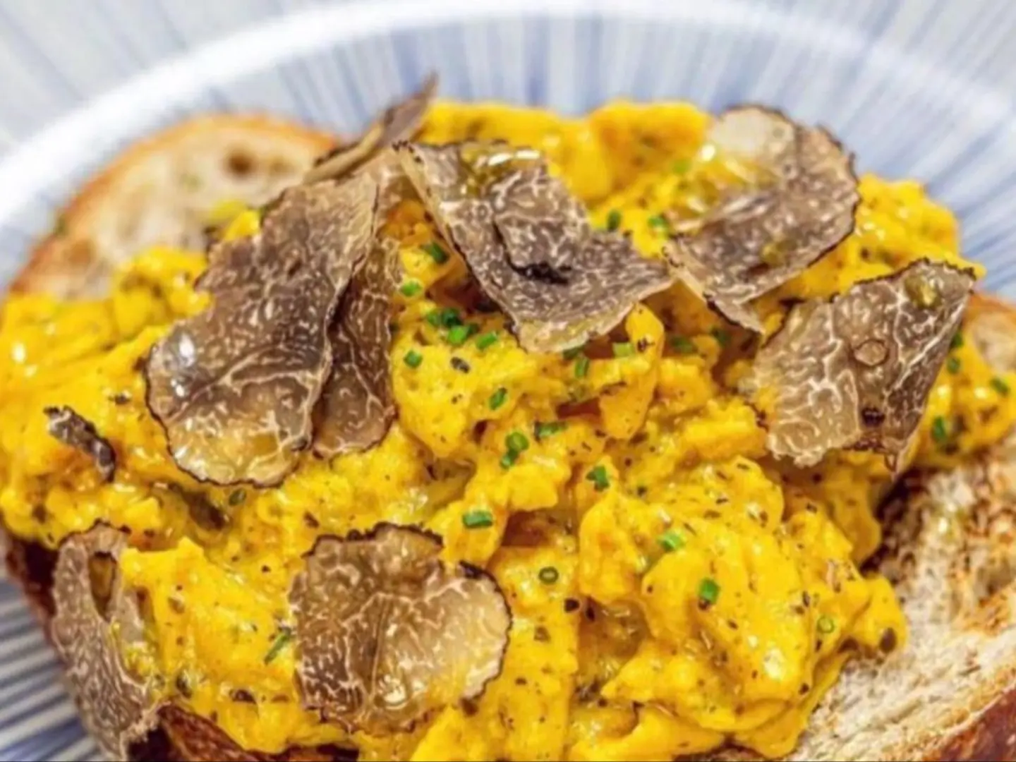 Rumbled Eggs With Black Truffle