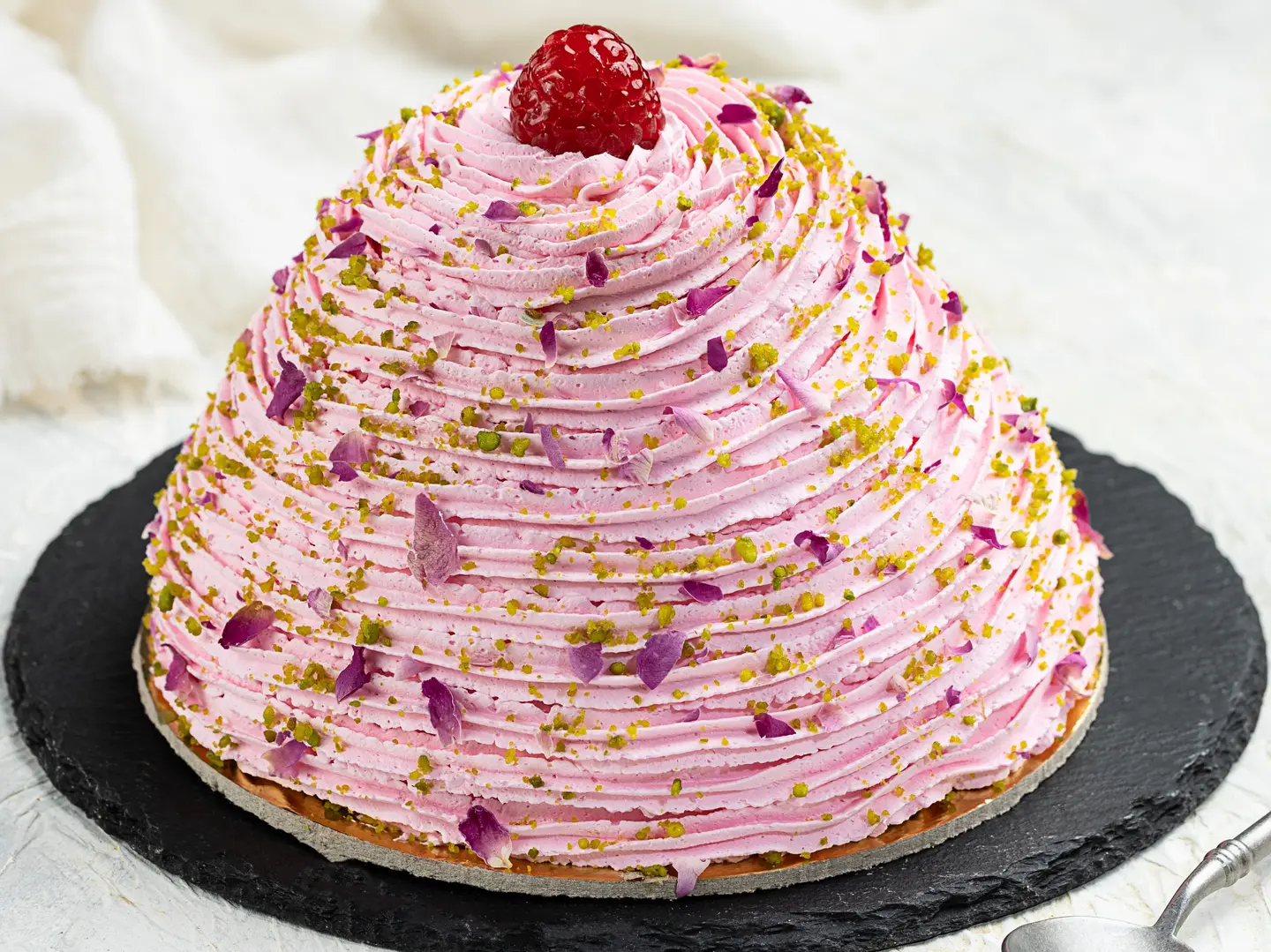 كيك الفستق و التوت و الورد