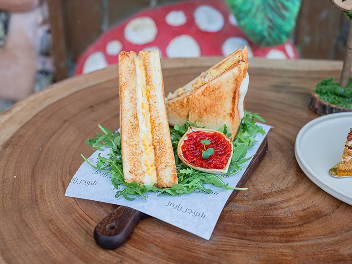 ذا دوارفس ديلايت ثري فولد ميلت تشيز ساندوتش اند ذا تشيلي جام ديو