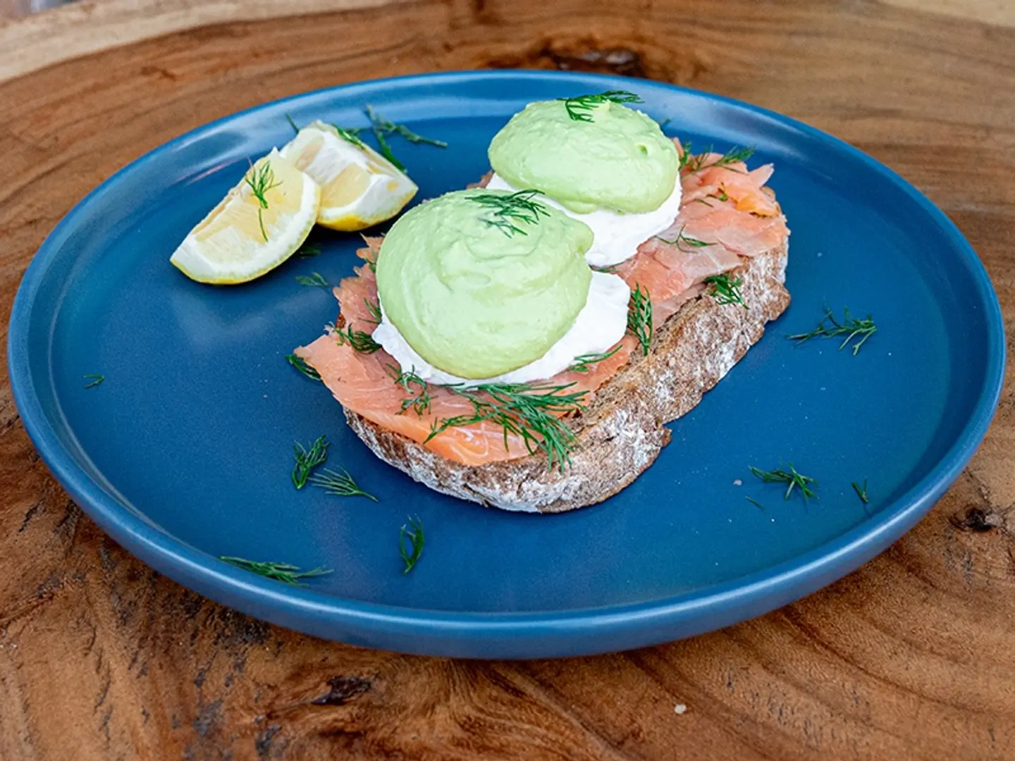 سلمونديليشز ايج بندكت اوف اڤوكادو ايل توست