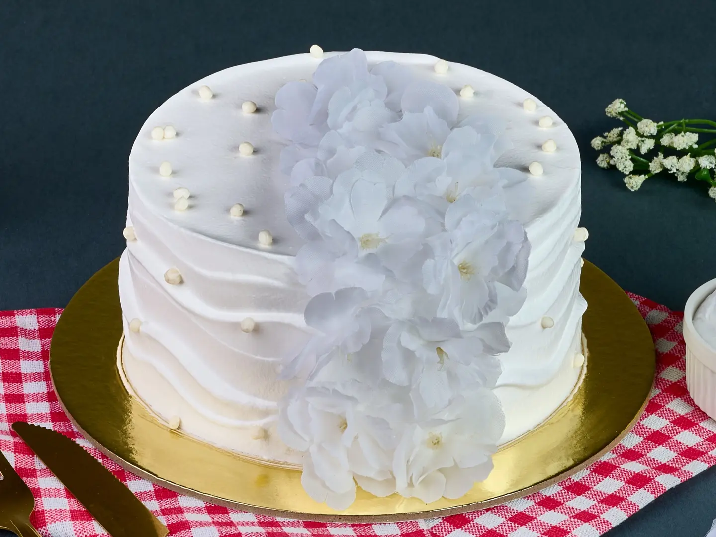 كيكة الوردة البيضاء