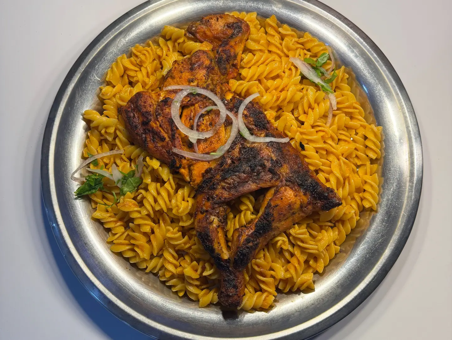 باستا مع دجاجة كامله على الفحم