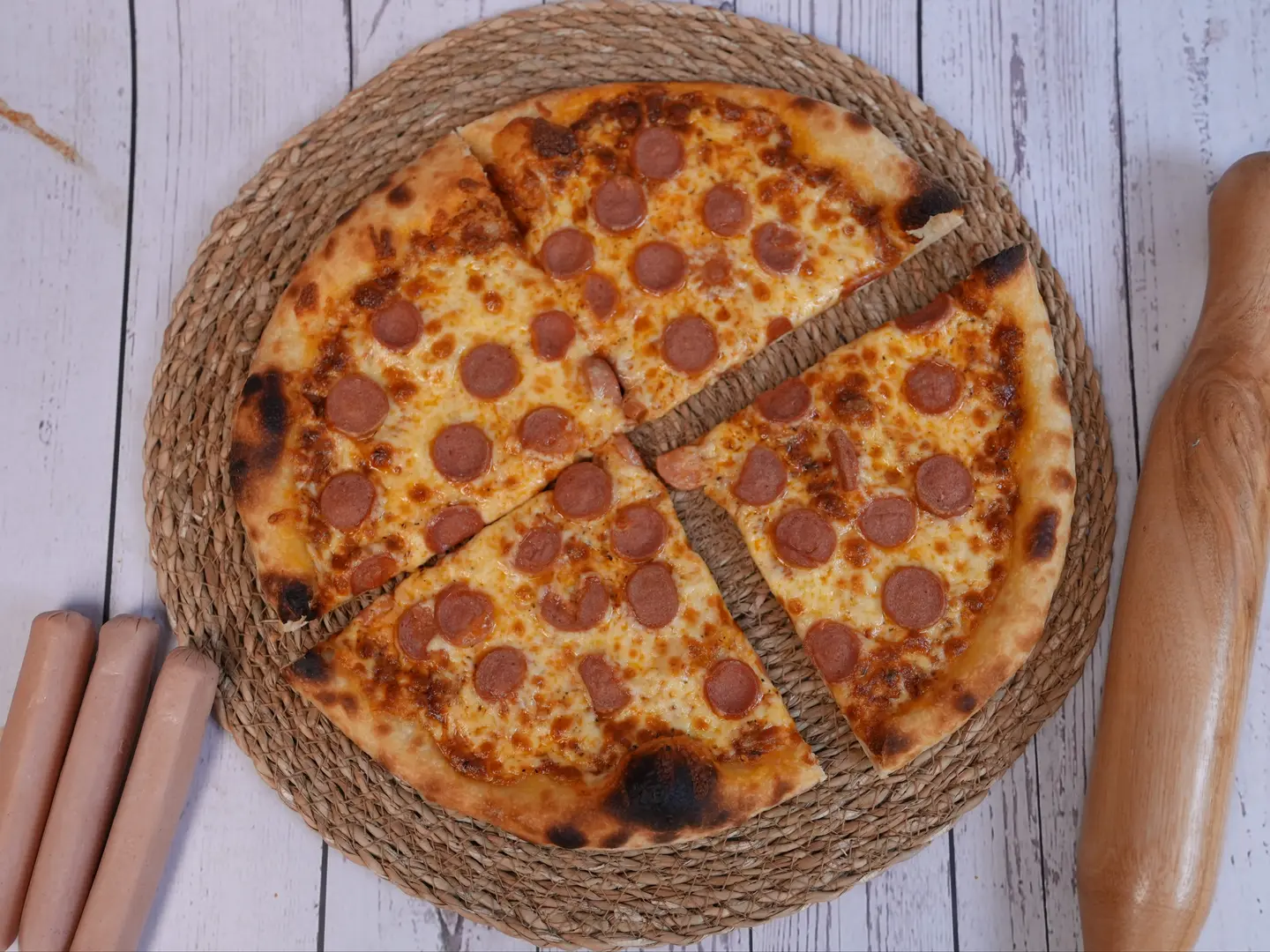 بيتزا نقانق