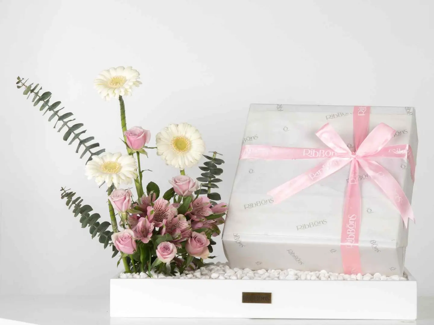 قاعدة ورد و لعبة بنات