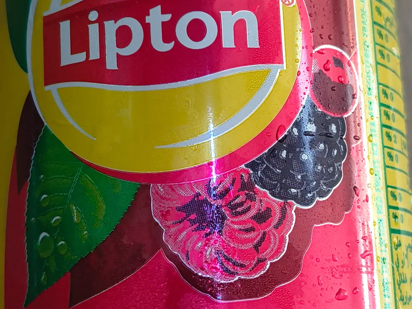 شاي ليبتون مثلج بنكهة الفواكه الحمراء