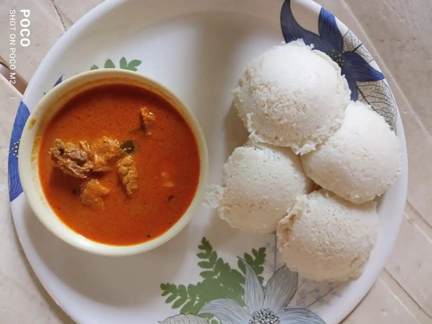 4 قطع إيدلي مع كاري لحم البقر