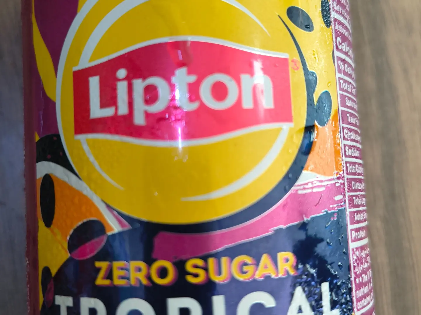 شاي مثلج ليبتون بنكهة فاكهة الباشن المدارية والمانجو