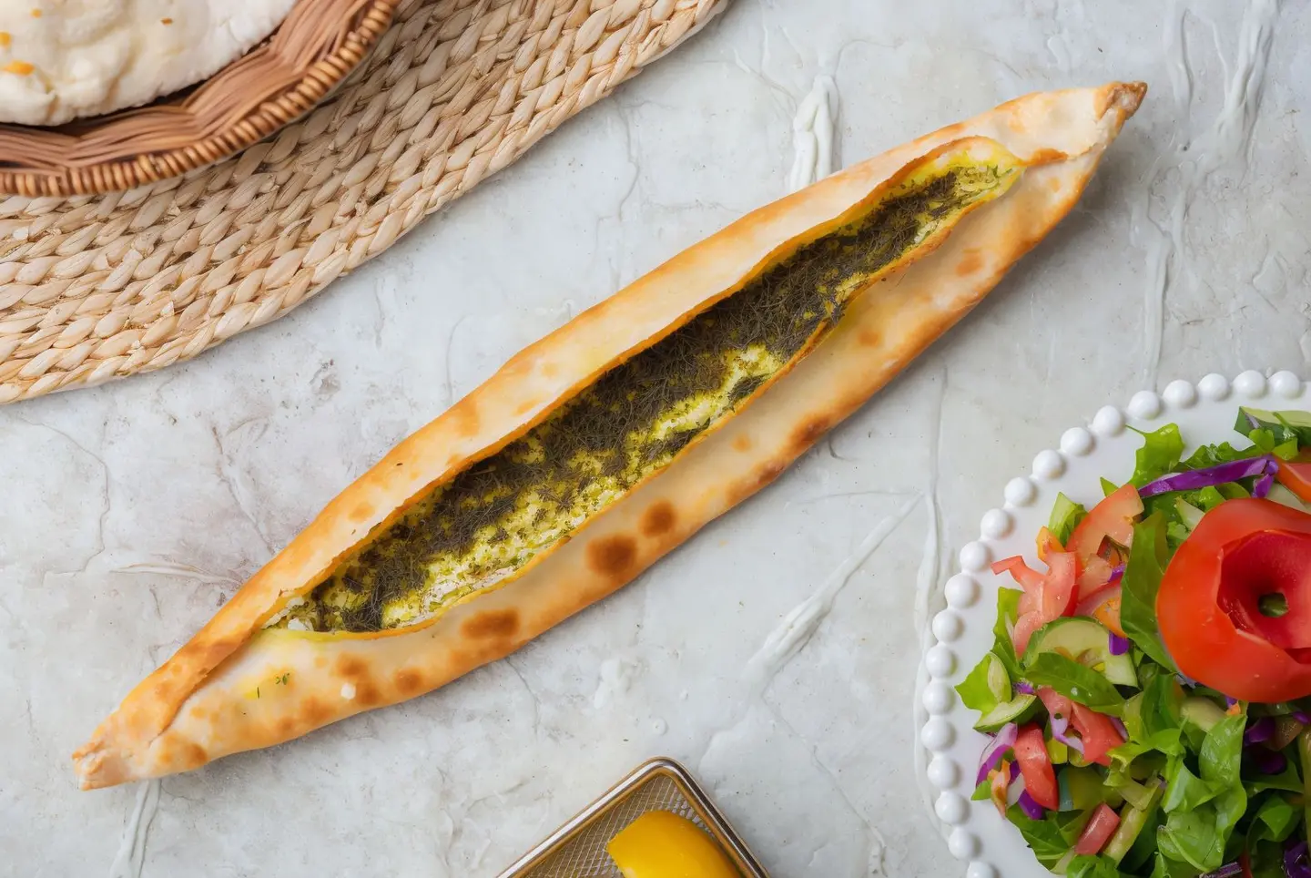 فطيرة لبنة مع زيتون و زعتر