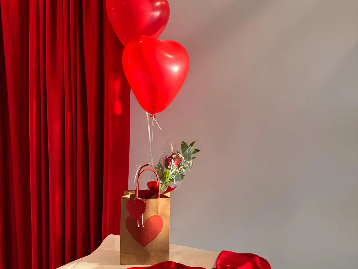 باقة يوم الحب مع الكيس والبالون