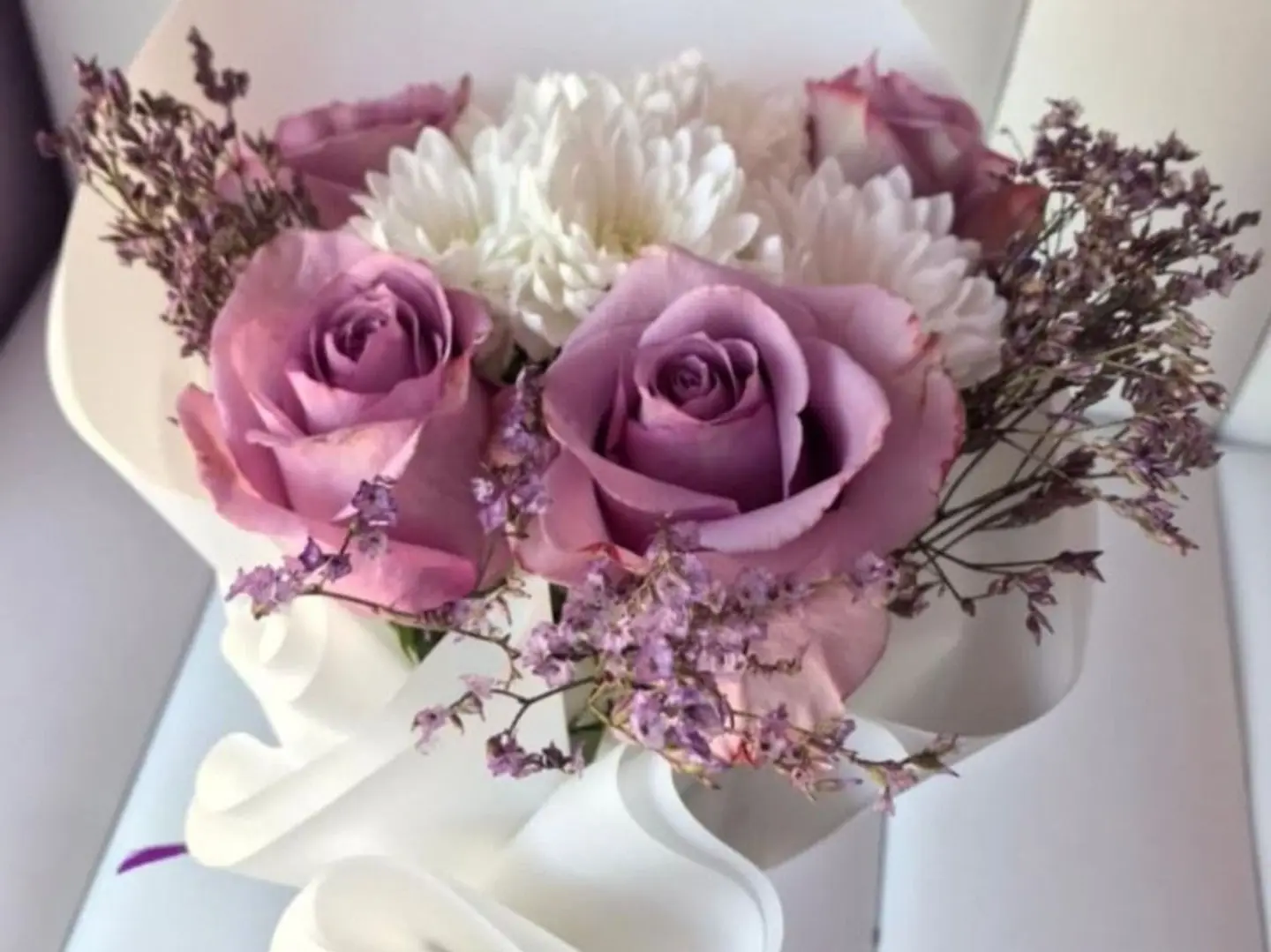 باقة ورد موف جوري مع كريز أبيض