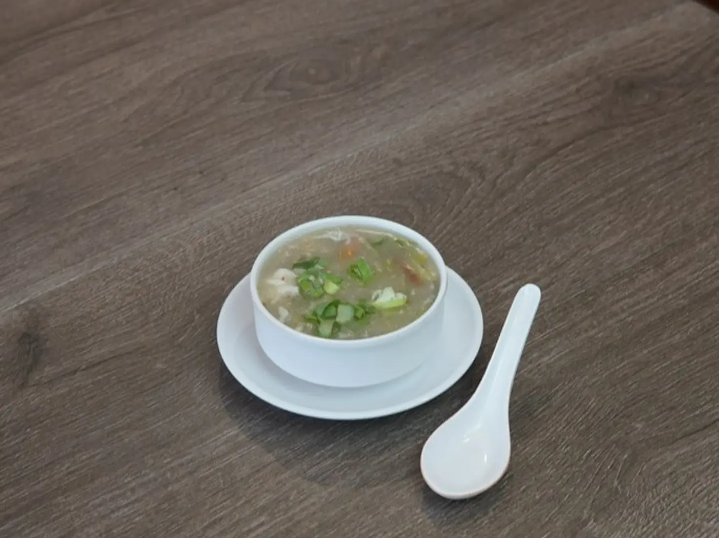 شوربة مأكولات بحرية حارة وحامضة
