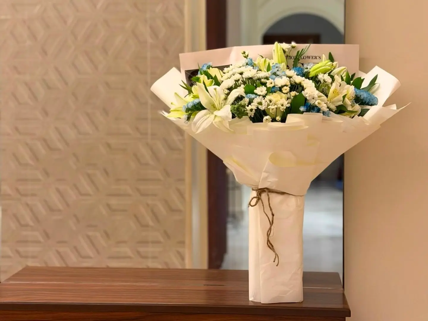 Sparkling Bouquet Of Flowers And Roses 18