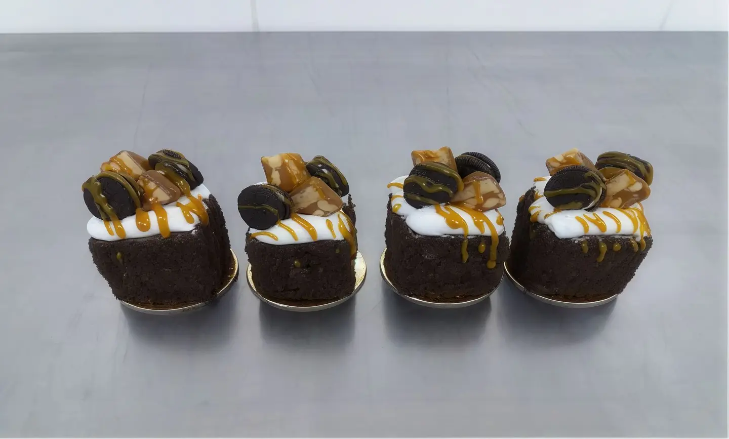 Mini Oreo Snickers Cake
