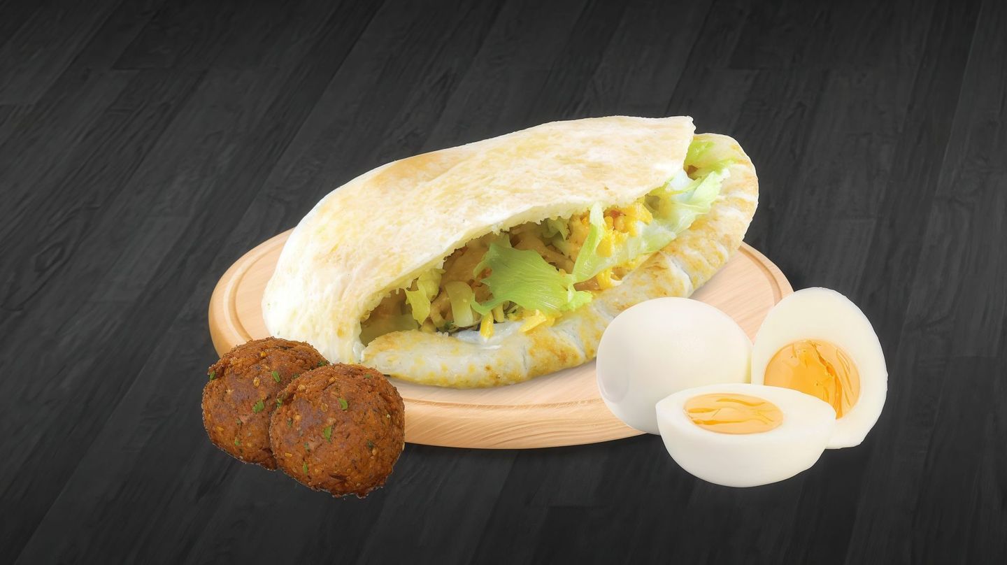 طعمية بالبيض مسلوق