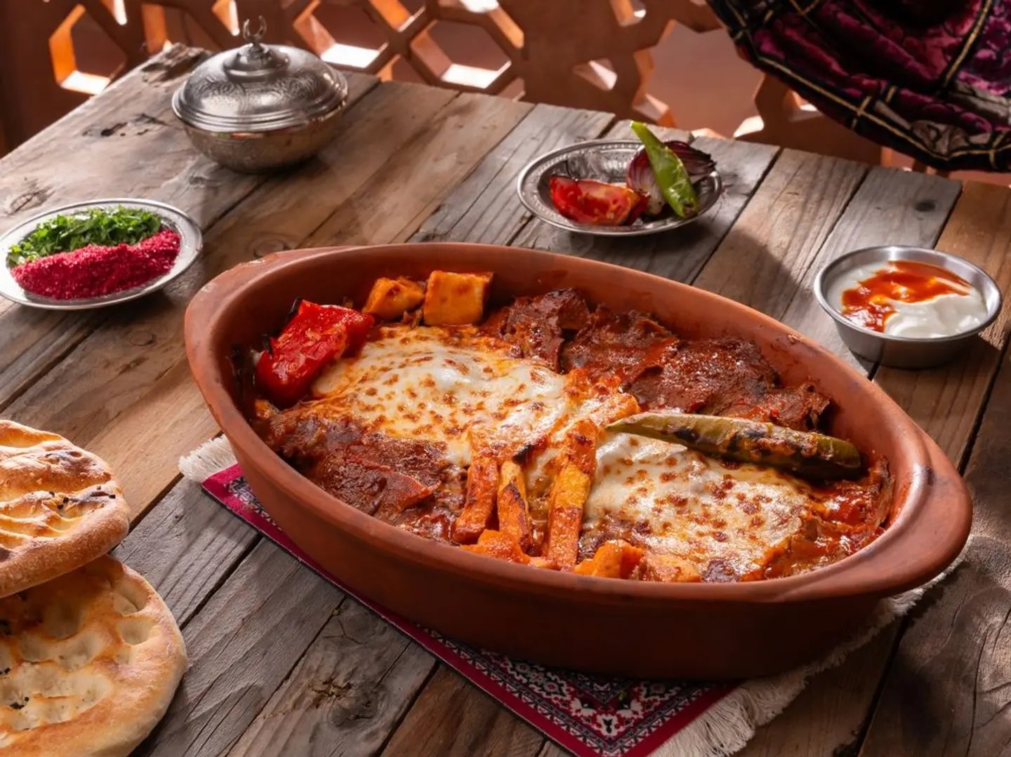 طاجن سكندر لحم بالجبنة