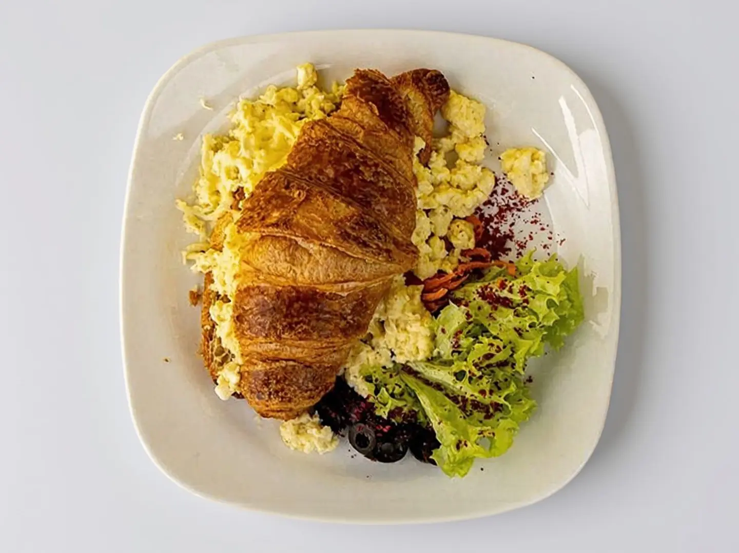 كرواسون بالجبن والبيض المخفوق