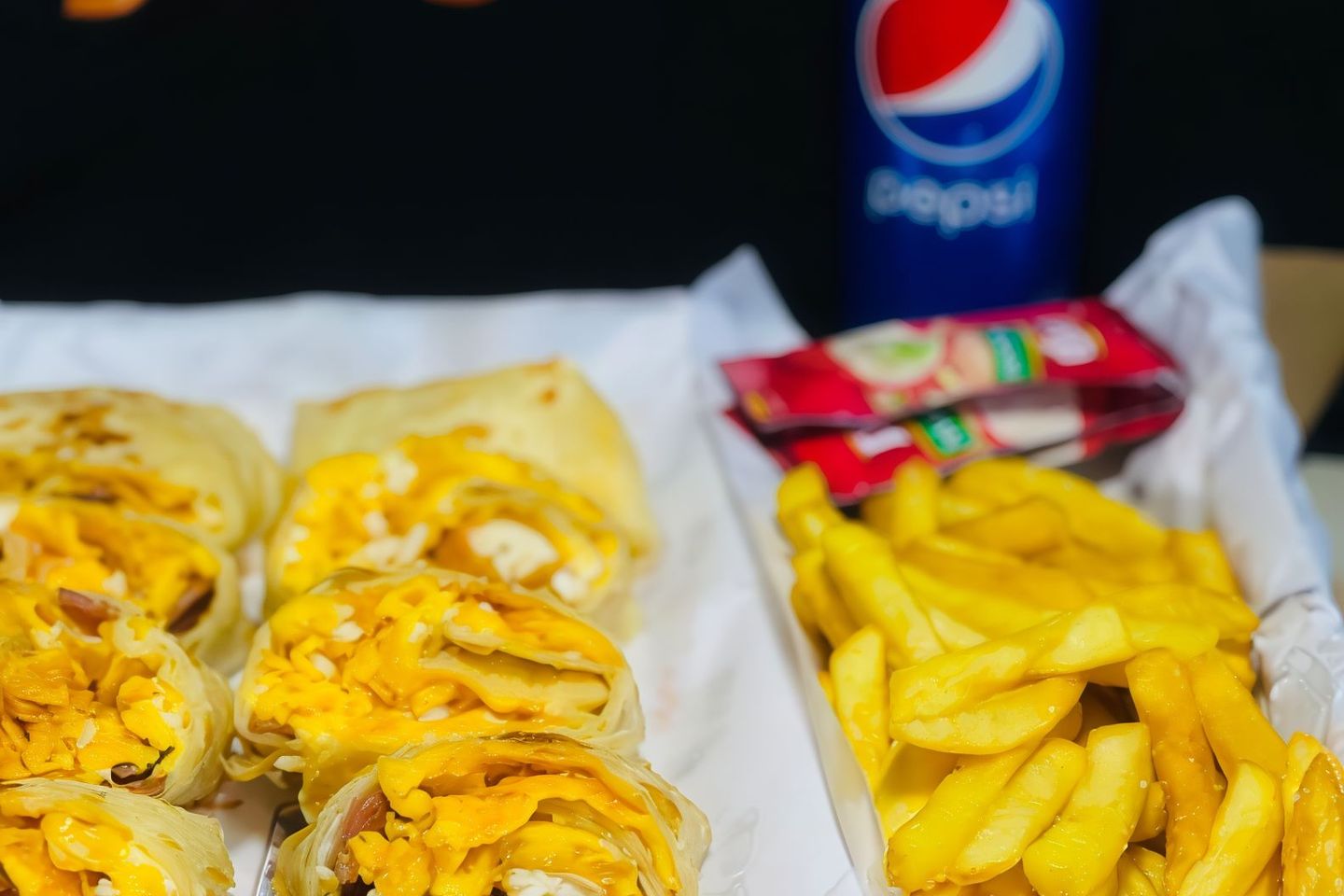 وجبة دجاج مع البطاطس والبيبسي