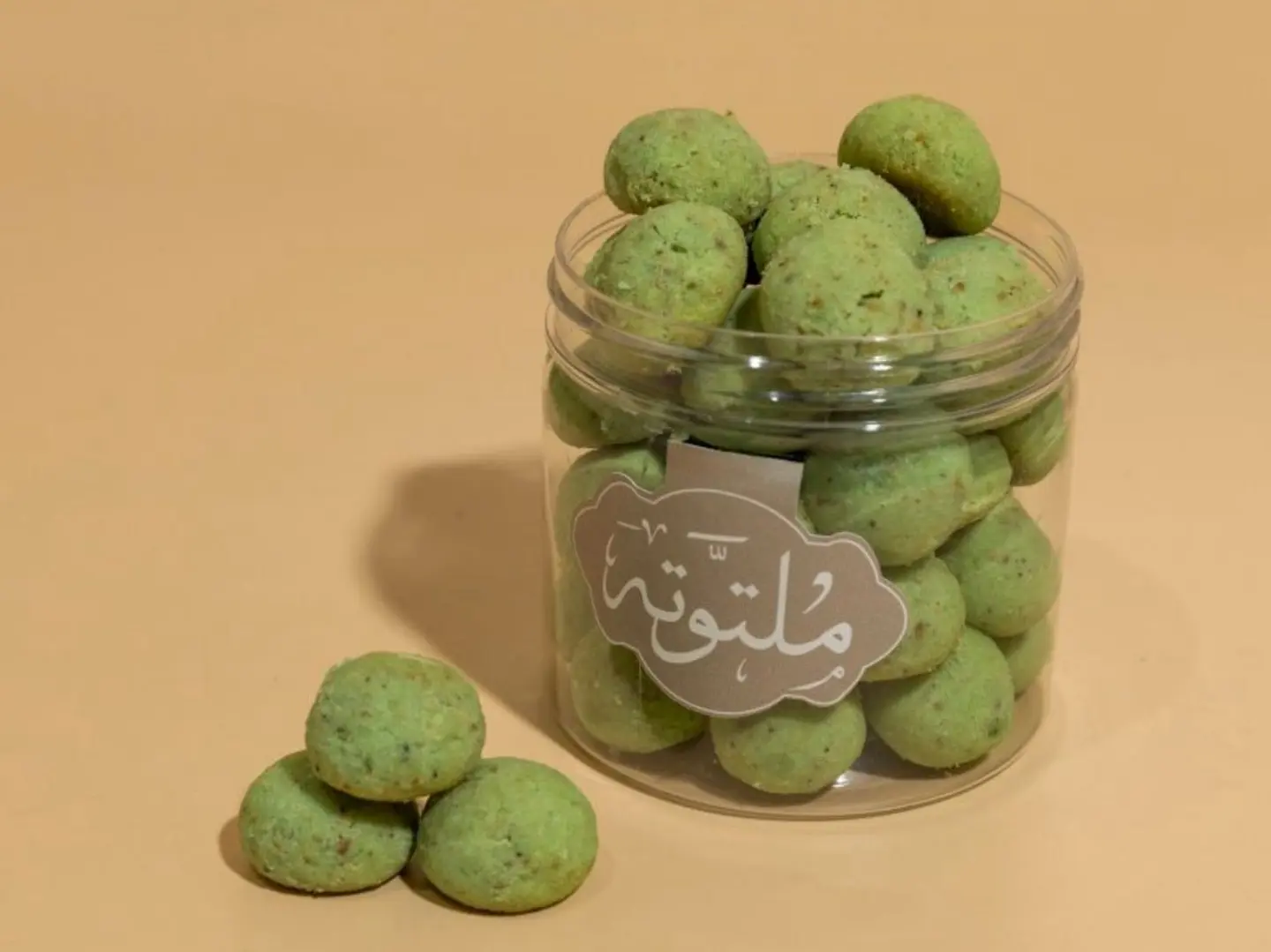 علبة غريبة الفستق
