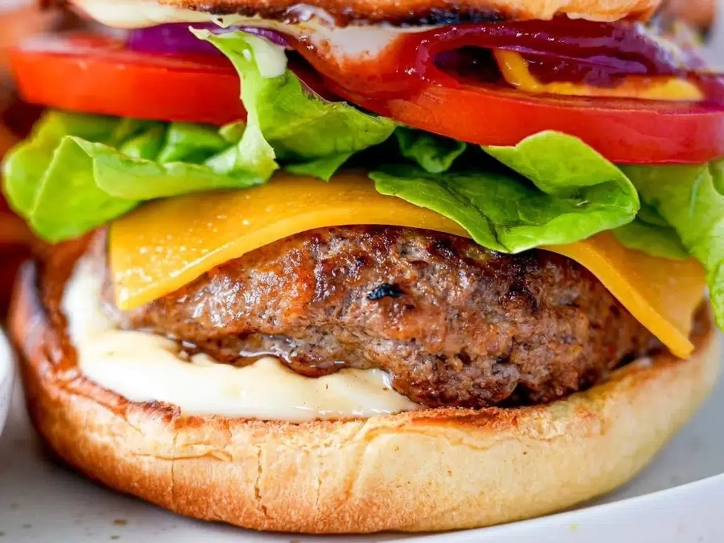 برجر لحم بقري مشوي حار