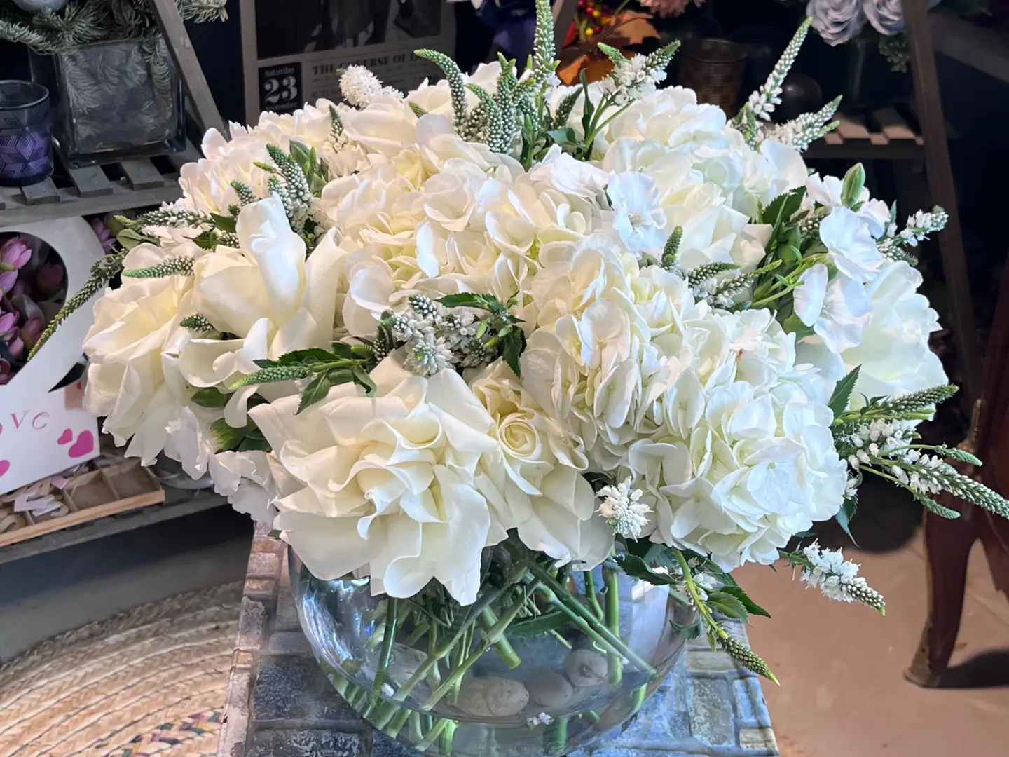 فازه ورد ابيض بتصميم راقي