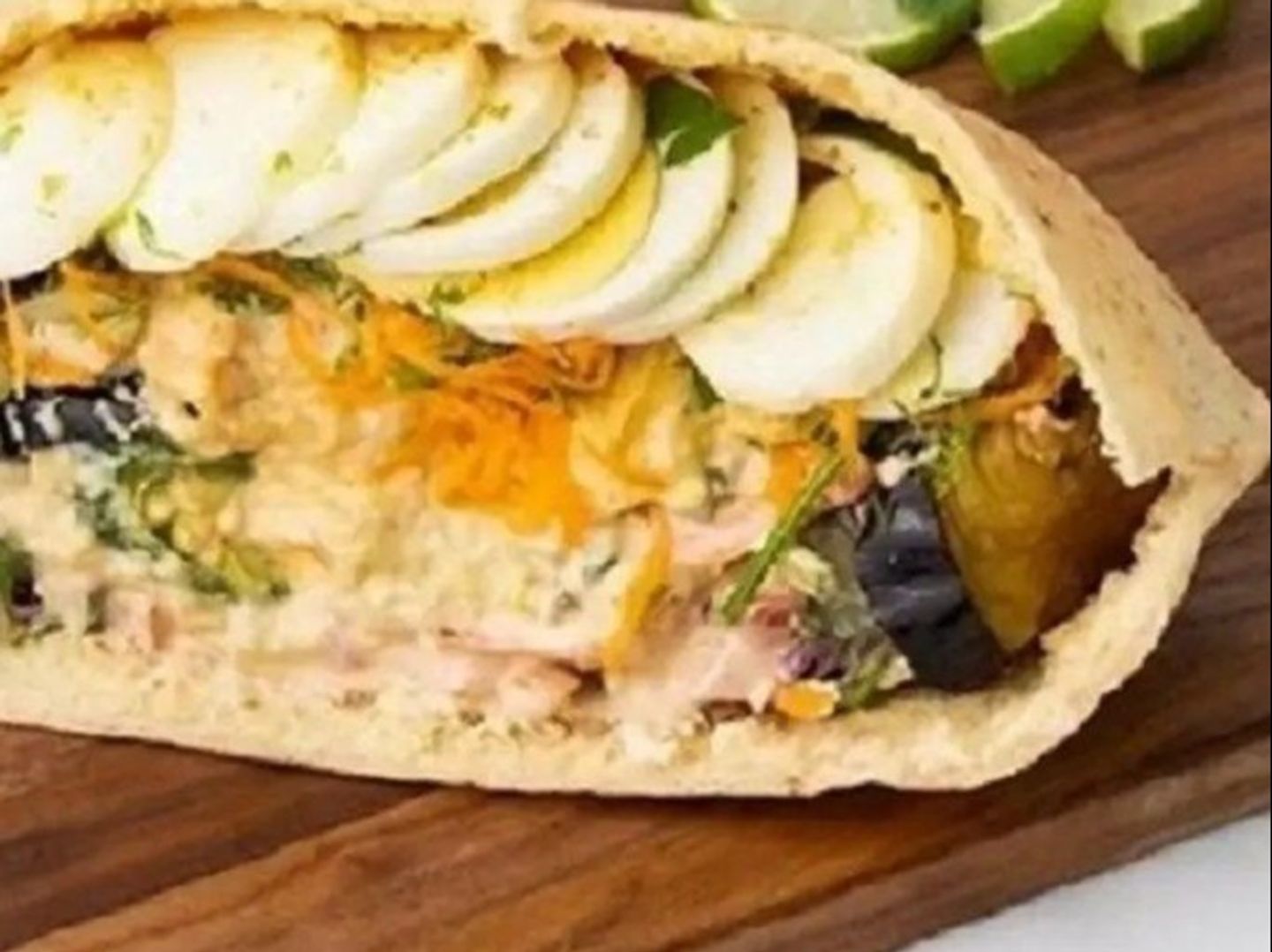ساندوتش بطاطس و جبنة مع بيض