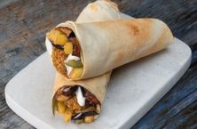 ساندوتش فلافل بيض و باذنجان