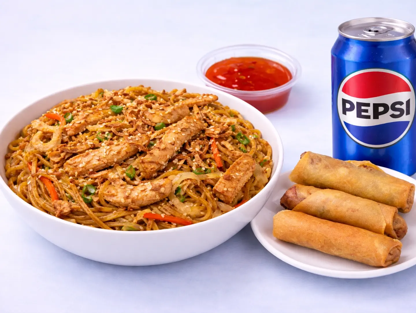 نودلز الدجاج مع سبرينغ رولز الخضار ومشروب