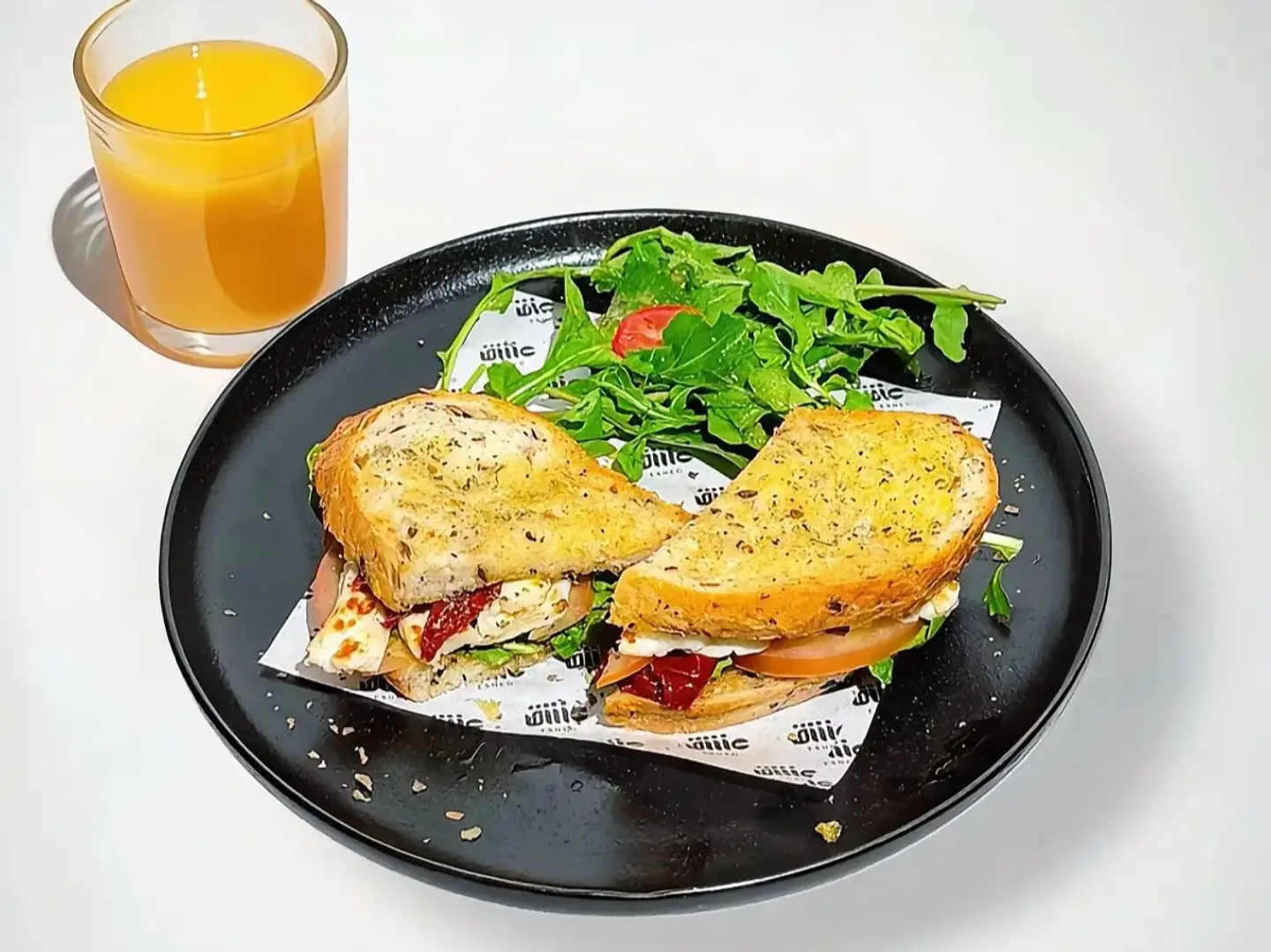 ساندويتش حلوم بيستو