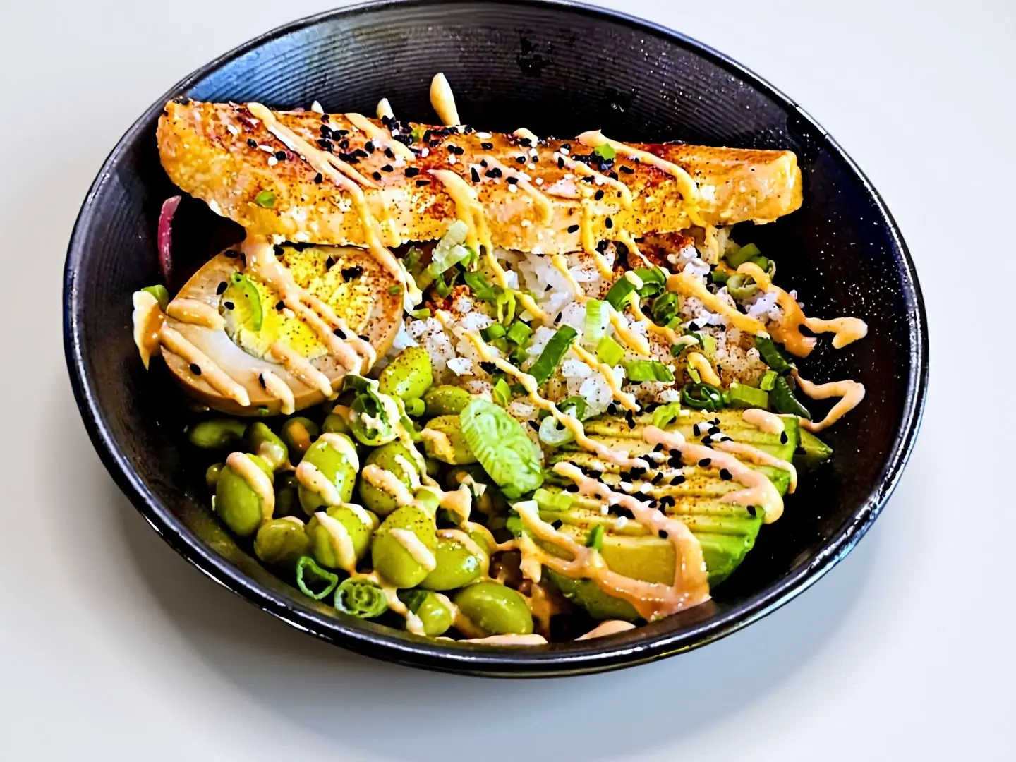 صحن رز السالمون المشوي مع الصوص الخاص