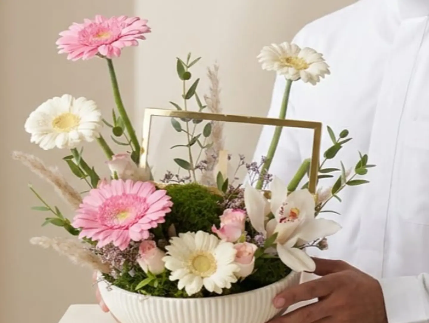 Vase With Natural Flowers With Akelerk Box For Money C1